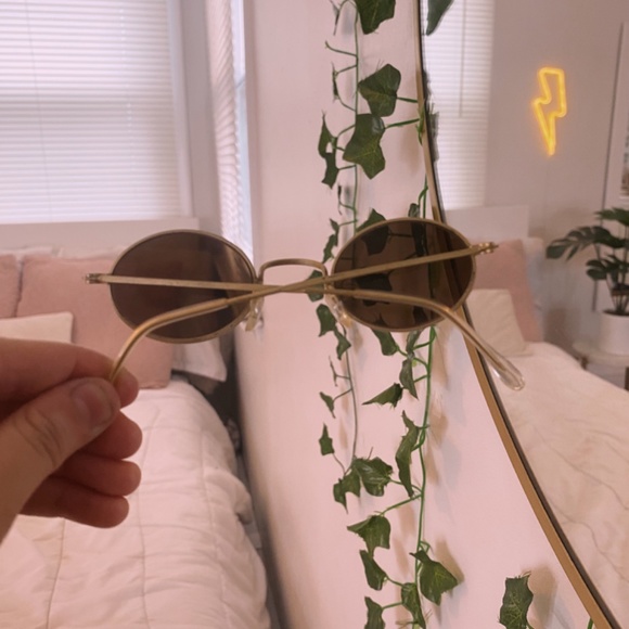 oval sunglasses - Picture 2 of 3